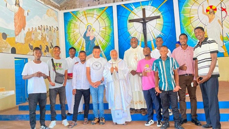 Jovens e sacerdotes reunidos em fam&iacute;lia, na Fazenda da Esperan&ccedil;a