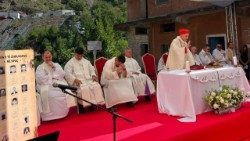 Il cardinale Ernest Simoni celebra la messa nel campo di prigionia di Spaç, in Albania