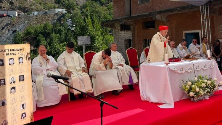 Il cardinale Ernest Simoni celebra la messa nel campo di prigionia di Spaç, in Albania
