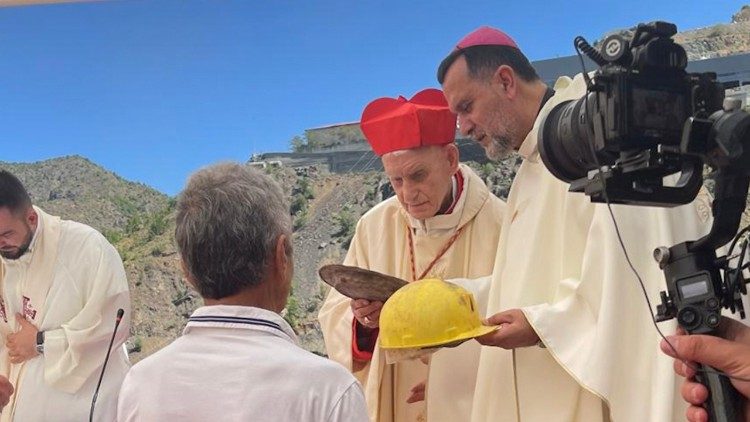 Il cardinale Simoni con il vescovo di Rrëshen, Gjergj Meta, durante la celebrazione mostra il casco con cui scendeva in miniera  