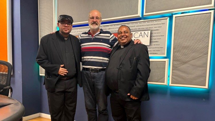 Os di&aacute;conos nos est&uacute;dios da R&aacute;dio Vaticano - Vatican News com Silvonei Jos&eacute;