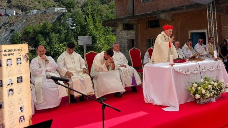 Ernest Simoni bíboros szentmisét mutat be az albániai Spaç egykori fogolytáborában