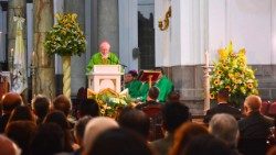 Kard. Parolin podczas Mszy św. w katedrze w Gwatemali