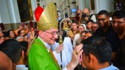 Kardinal Parolin blagoslavlja vernike