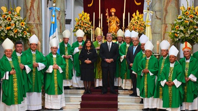 ĐHY Parolin chụp ảnh kỉ niệm c&ugrave;ng Tổng thống v&agrave; c&aacute;c Gi&aacute;m mục Guatemala 