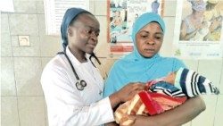 Ir. Shallotte Kum presta assistência a mãe e recém-nascido em consulta pós-parto (ph.: Ir. Shaline Berinyuy)
