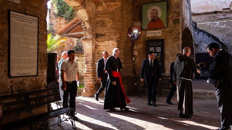 Visita del cardenal Parolin a la tumba del Santo Hermano Pedro