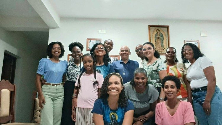 Comunidade - ilha de S&atilde;o Vicente  - com o fundador da Obra