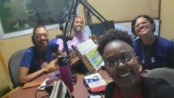 Elementos da Comunidade Obra de Maria, na Rádio Nova de Maria em Mindelo, São Vicente