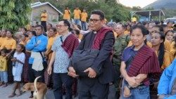 Cha Stanislaus Jumar Sudiyana đem thánh tích của thánh Phêrô đến Đông Flores, Indonesia.
