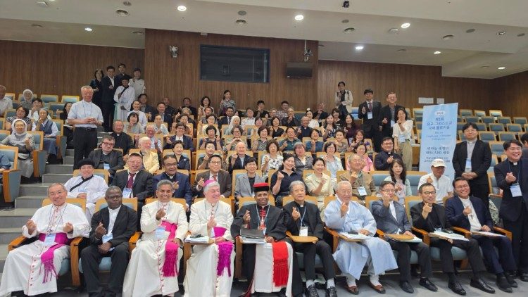 Confucian and Catholic scholars, religious representatives, and those involved in interreligious dialogue from various countries gathered for dialogue