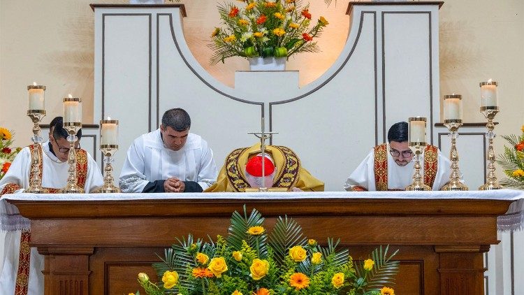 Il cardinale Parolin celebra la Messa nel Santuario di Mixco, in Guatemala
