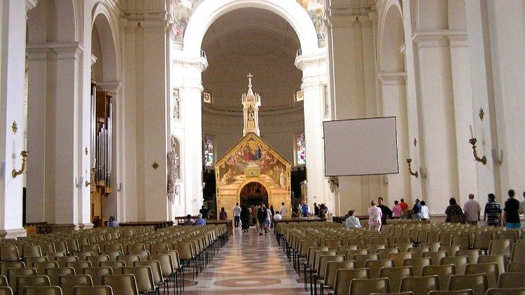 A Bas&iacute;lica de Santa Maria dos Anjos, com a Porci&uacute;ncula no centro e sob a c&uacute;pula