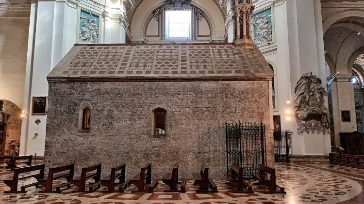 Il lato della Porziuncola, costruita con la pietra del Subasio e conservata all'interno della basilica.