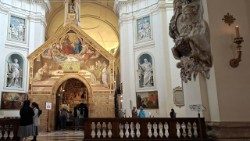 La Porziuncola al centro della basilica di Santa Maria degli Angeli ad Assisi