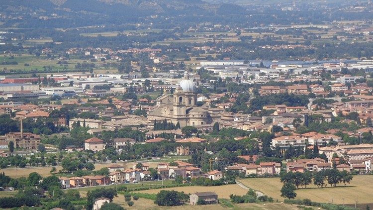 La Basilica di Santa Maria degli Angeli nella pianura ai piedi di Assisi.