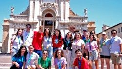 Un gruppo di giovani davanti al sagrato della basilica di Santa Maria degli Angeli