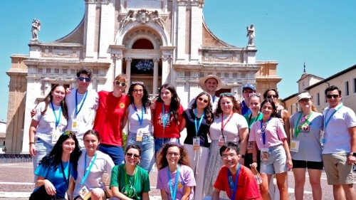 I giovani attendono il Papa ad Assisi: "I social non saziano, vogliamo cose grandi"