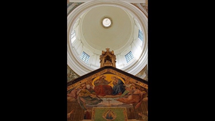 La Porziuncola sotto la volta della cupola rinascimentale. 
