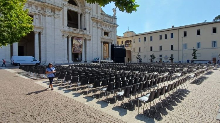 Sedie pronte davanti a Santa Maria degli Angeli