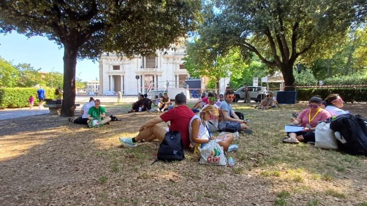 I laboratori dei giovani davanti alla Basilica di Santa Maria degli Angeli