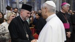 Владика Дмитро Григорак вітається з Папою Левом XIV
