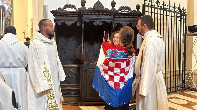Mladi Hrvati nakon mise s Papom
