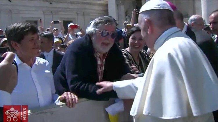Francesco Guccini e Gianni Morandi salutano Papa Francesco in Piazza San Pietro, il 21 aprile 2018