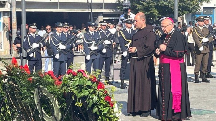 Vojni biskup Jure Bogdan i kninski gvardijan fra Marko Đerek u molitvi ispred Spomenika hrvatske pobjede u Kninu (Foto: mons. Ilija Jakovljević)