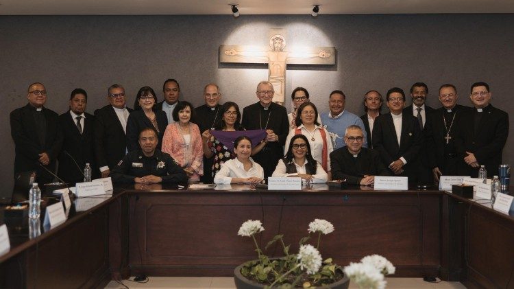Cardenal Pietro Parolin con representantes del Di&aacute;logo Nacional por la Paz en M&eacute;xico 