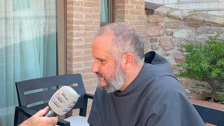 Frei Rafael OFM CONV. fala ao Vatican News na Sala de Imprensa do Sacro Convento