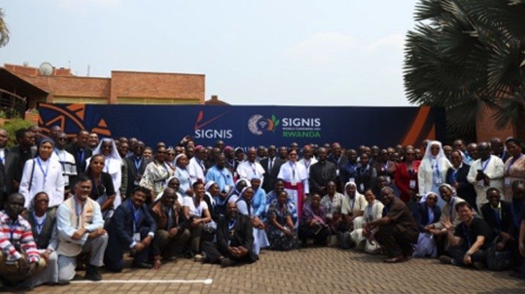 Participantes del Congreso Mundial y Asamblea de Delegados de SIGNIS 2026, entre sacerdotes, religiosas, laicos, periodistas y comunicadores de distintos pa&iacute;ses.