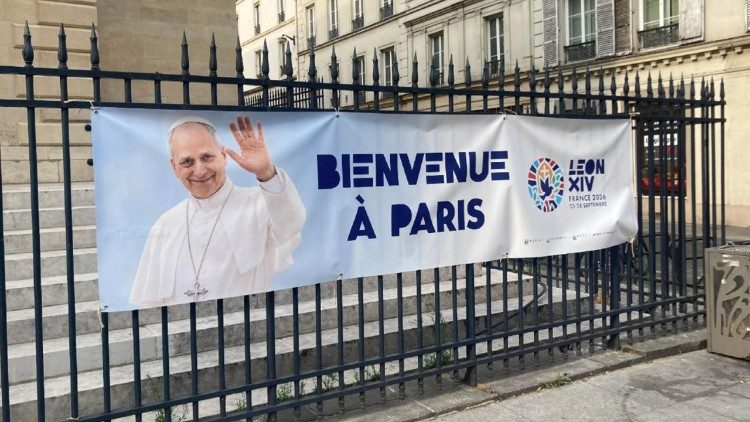 A Parigi, i primi striscioni di benvenuto a Papa Leone XIV