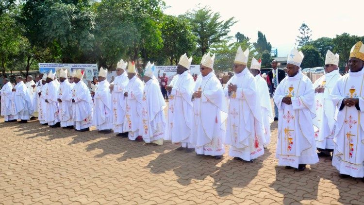 Baadhi ya Maaskofu waliohudhuria Jubilei ya Miaka 25 ya Uaskofu wa Minde