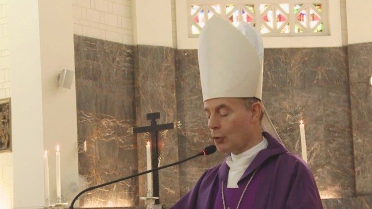N&uacute;ncio Apost&oacute;lico em Mo&ccedil;ambique, Dom Lu&iacute;s Miguel M. C&aacute;rdaba, nas Ex&eacute;quias do Cardeal Dom J&uacute;lio Duarte Langa, na Catedral de Maputo