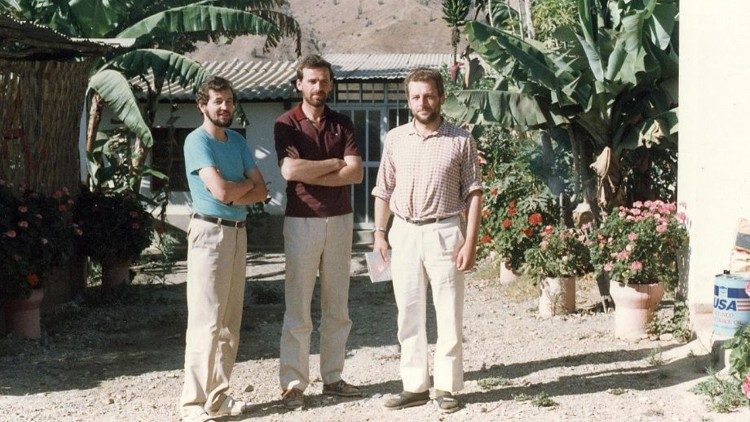 Od lewej: ojcowie Jarosław Wysoczański, Michał Tomaszek i Zbigniew Strzałkowski