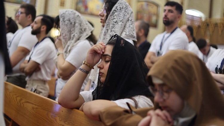  Cristianos iraqu&iacute;es en oraci&oacute;n