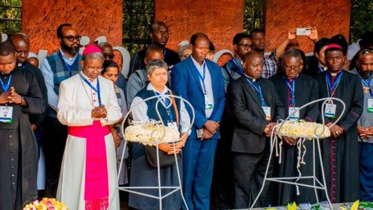 Wakati muhimu sana wa sala katika eneo la Kumbu Kumbu ya mauaji ya kimbari,Kigali Rwanda