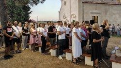 Vjernici u molitvi devetnice u Gospinom svetištu u Vrpolju (Foto: Neno Kužina)