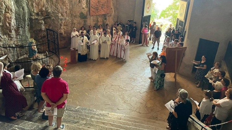 A participa&ccedil;&atilde;o dos fi&eacute;is em celebra&ccedil;&otilde;es no santu&aacute;rio