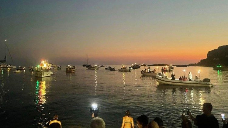 Registro da prociss&atilde;o mar&iacute;tima com os barcos que, neste ano, v&atilde;o ganhar b&ecirc;n&ccedil;&atilde;o do legado pontif&iacute;cio