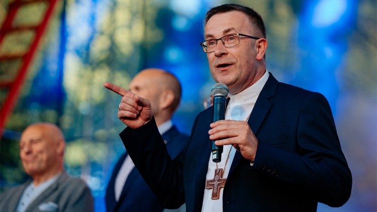 Mons. Martin David, biskup ostravsko-opavsk&yacute;, v&iacute;t&aacute; mlad&eacute; lidi na setk&aacute;n&iacute; v&nbsp;Ostravě, 11.&nbsp;8.&nbsp;2026