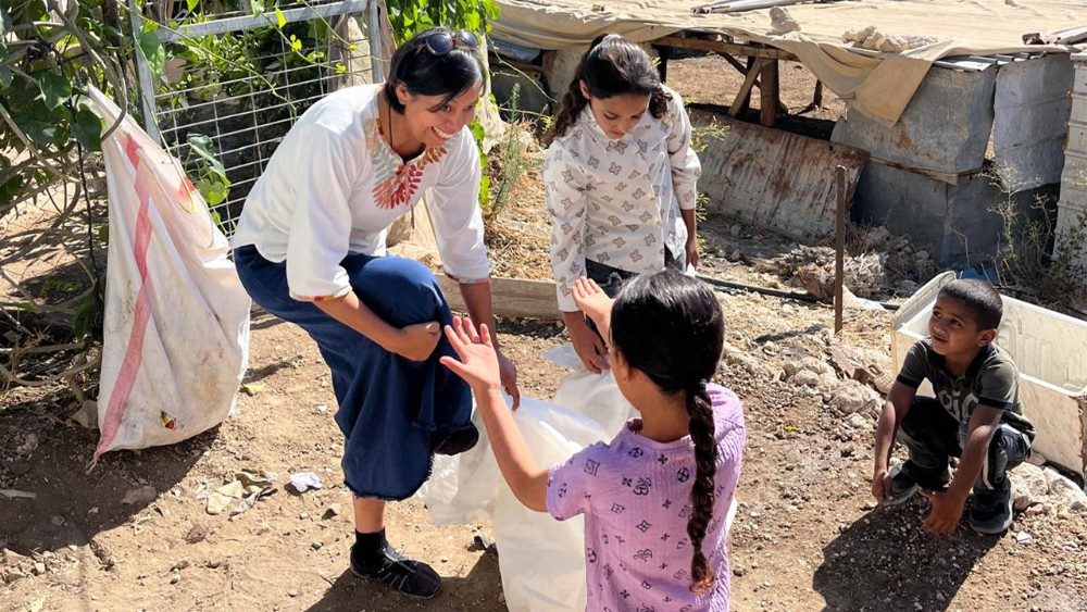 Suor Lourdes Garcia con i piccoli dei villaggi beduini della Cisgiordania (foto delle missionarie comboniane)