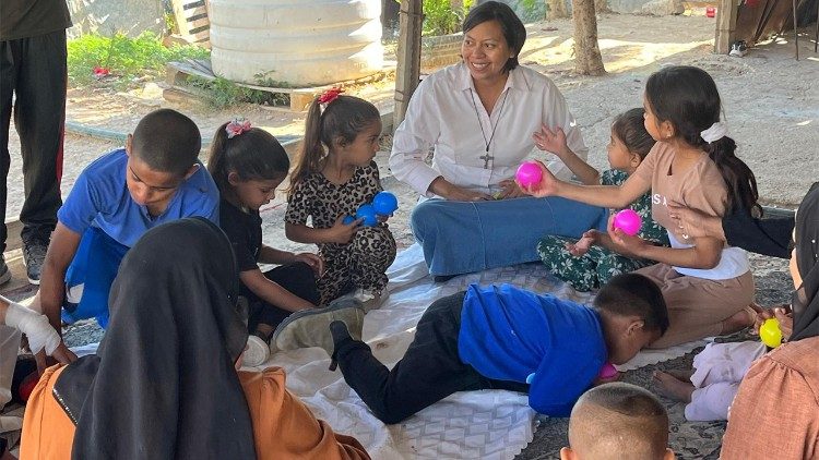 Suor Lourdes Garcia con i piccoli dei campi scuola (foto missionarie comboniane)