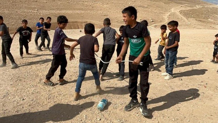 Il gioco nei campi estivi nei villaggi del deserto della Giudea (foto missionarie comboniane)