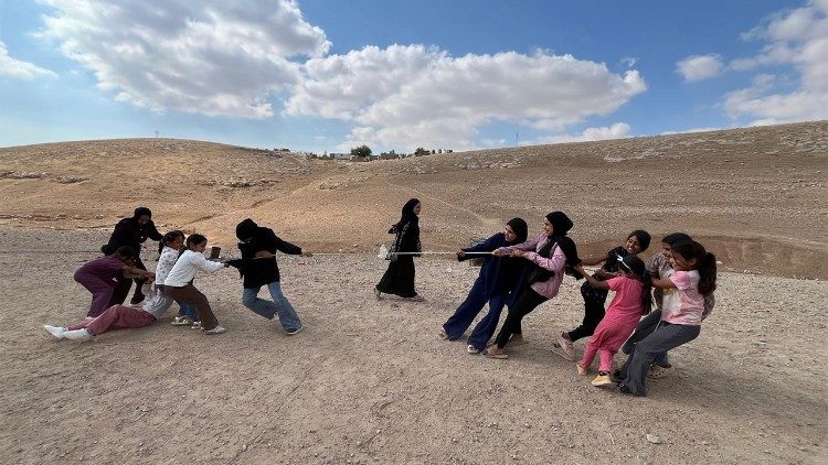 I bimbi in uno dei momenti di gioco dei campi estivi (foto missionarie comboniane)