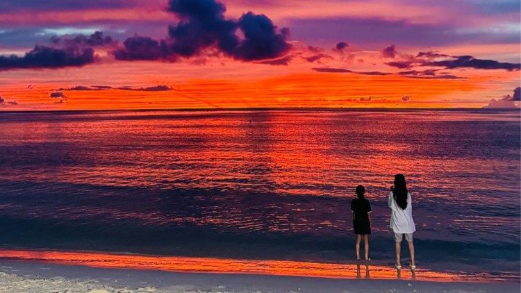 Cảnh hoàng hôn ở Vịnh Tumon, Guam.