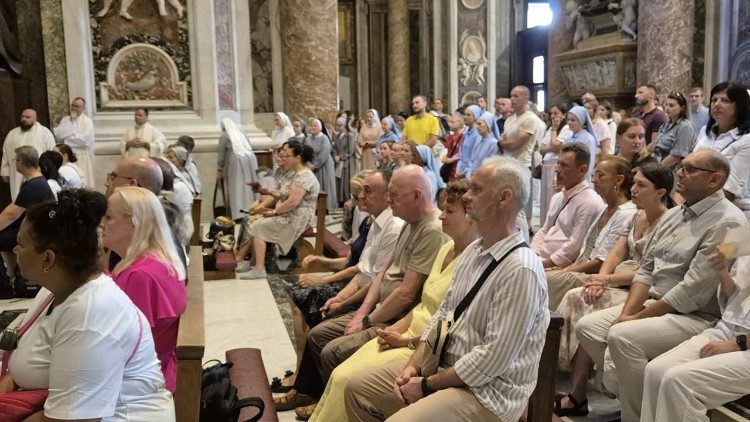 Os fi&eacute;is que participaram da missa nesta quinta-feira (13/08) na Bas&iacute;lica de S&atilde;o Pedro