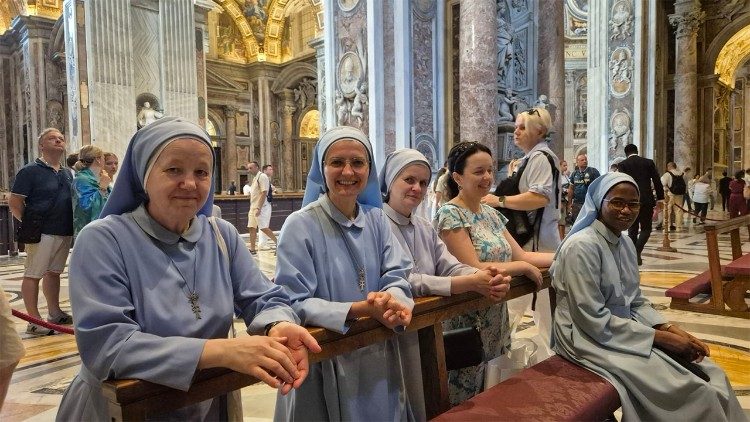 As consagradas que participaram da missa junto ao t&uacute;mulo de Jo&atilde;o Paulo II
