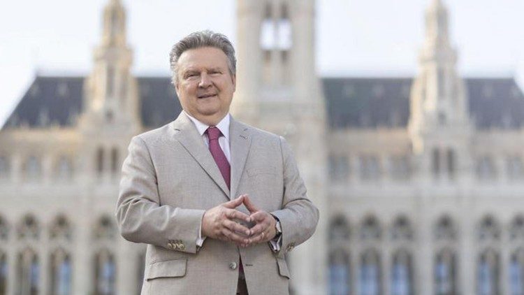 Michael Ludwig, Bürgermeister von Wien, vor seinem Arbeitsplatz Rathaus (c) Stadt Wien/Bubu Dujmic